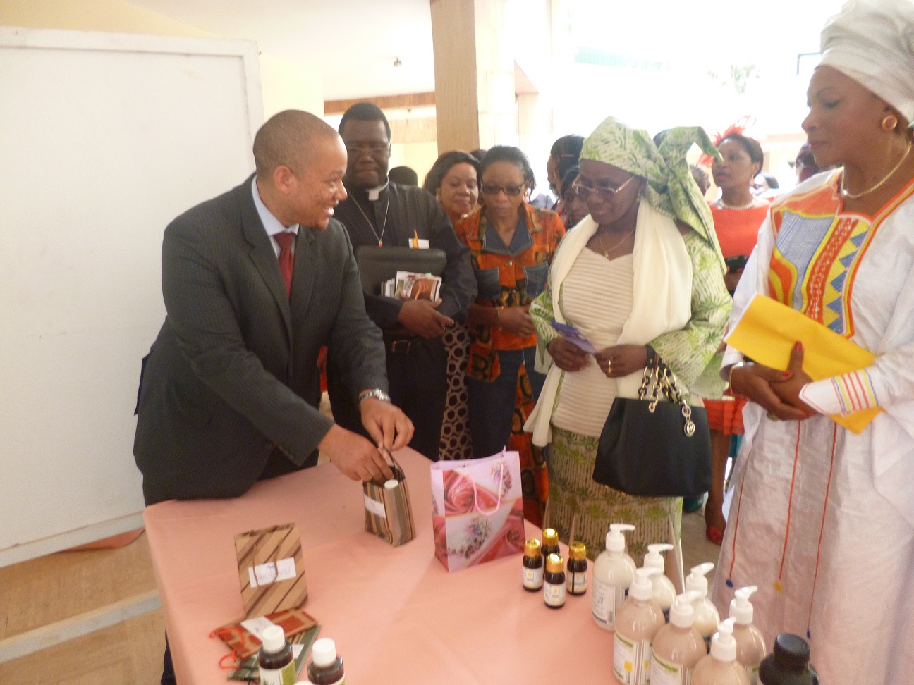 Avec Madame le Ministre de la Promotion de la Femme et de la Famille Avec Madame le Ministre de la Promotion de la Femme et de la Famille